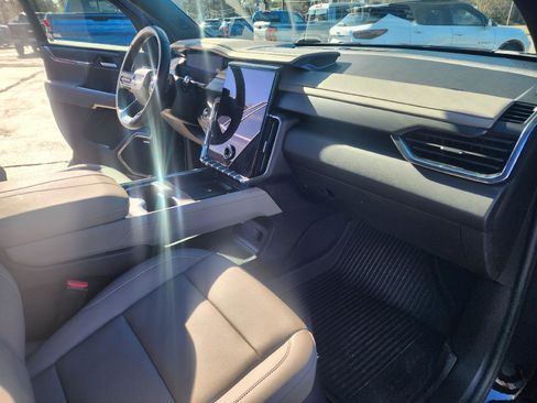 Used 2024 GMC Acadia Elevation w/ Luxury Package image 12