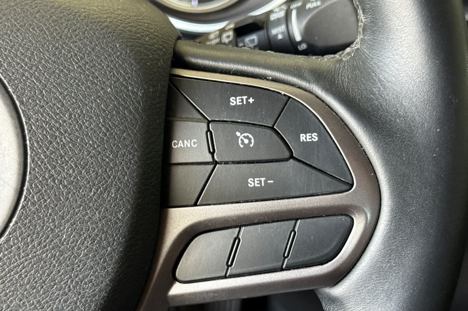 Used 2019 Jeep Cherokee Latitude Plus w/ Cold Weather Group AWD/4WD image 27