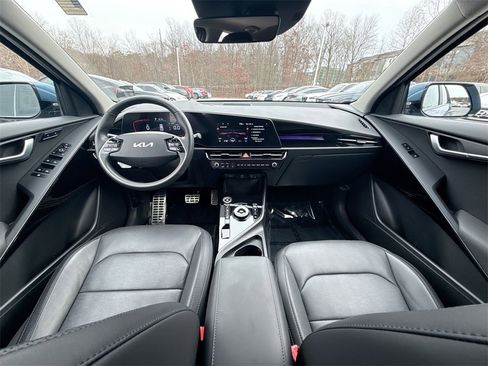 Used 2024 Kia Niro SX Touring image 23