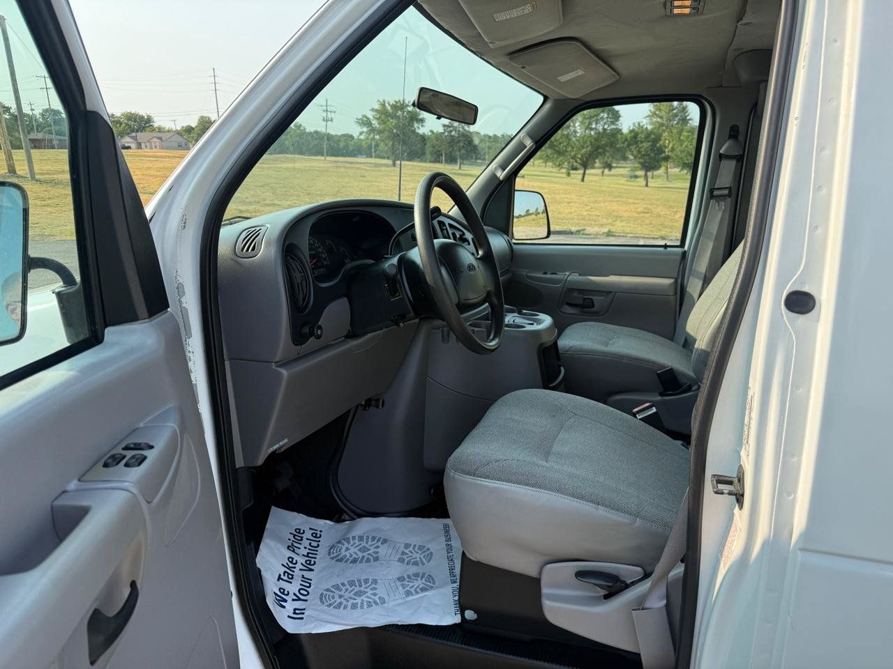 Used 2002 Ford E-150 and Econoline 150 Wagon RWD image 9