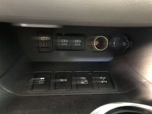 Used 2018 Toyota Highlander XLE image 16