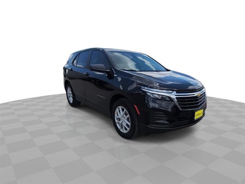Used 2023 Chevrolet Equinox LS w/ LS Convenience Package FWD image 2