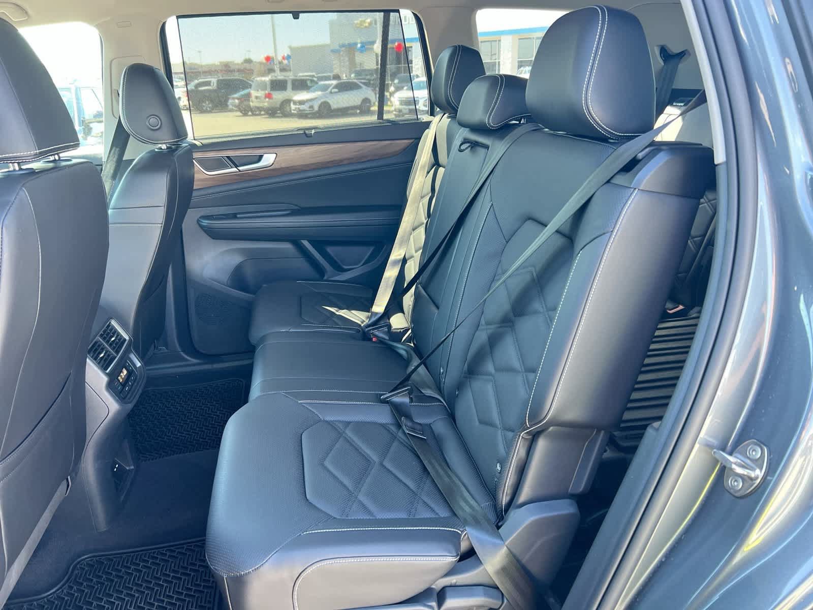 Used 2024 Volkswagen Atlas SE w/ Black Wheel Package FWD image 25