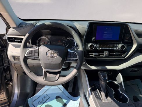 Used 2023 Toyota Highlander LE image 10