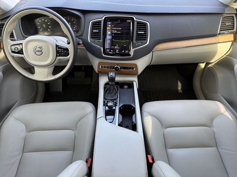 Used 2022 Volvo XC90 T6 Momentum w/ Climate Package AWD/4WD image 3