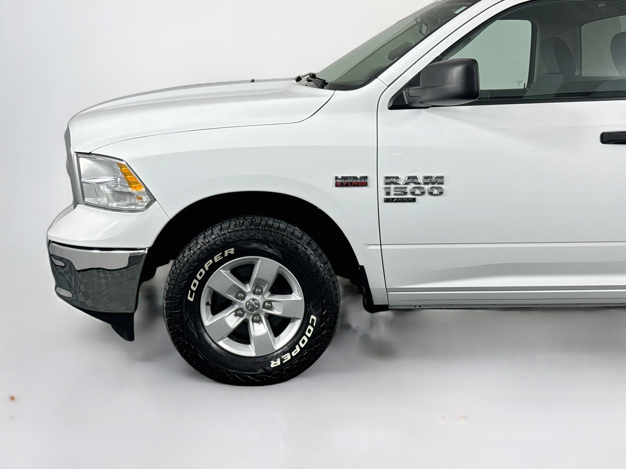 Used 2022 RAM 1500 Classic SLT AWD/4WD image 37