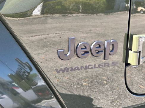 Used 2023 Jeep Wrangler Unlimited Sahara AWD/4WD image 11