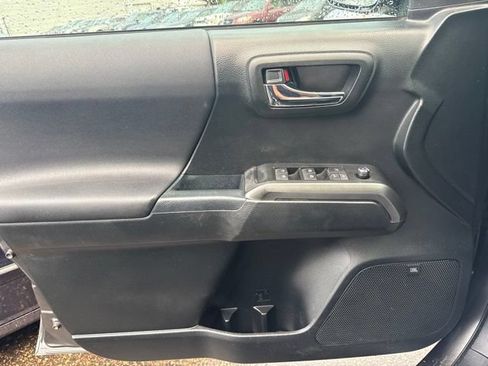 Used 2017 Toyota Tacoma TRD Sport AWD/4WD image 15