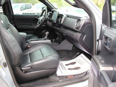 Used 2019 Toyota Tacoma TRD Off-Road AWD/4WD image 16