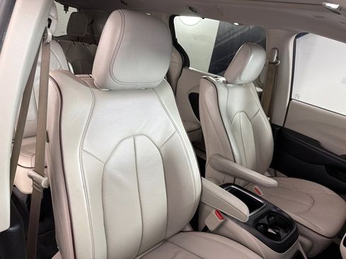 Used 2018 Chrysler Pacifica Limited FWD image 26