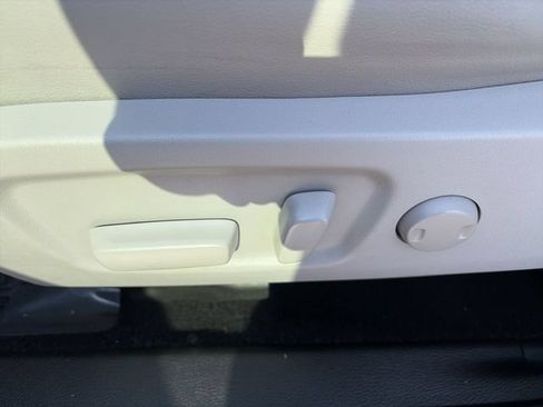 Used 2019 Toyota Highlander Plus AWD/4WD image 12