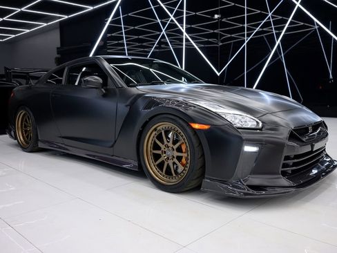 Used 2018 Nissan GT-R Premium image 17