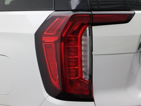 Used 2023 GMC Yukon XL SLT AWD/4WD image 15