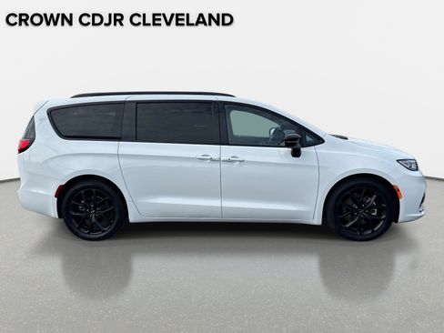 Used 2025 Chrysler Pacifica Limited FWD image 4