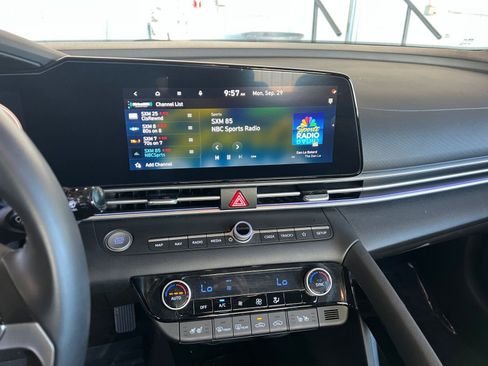 Used 2025 Hyundai Elantra Limited image 18