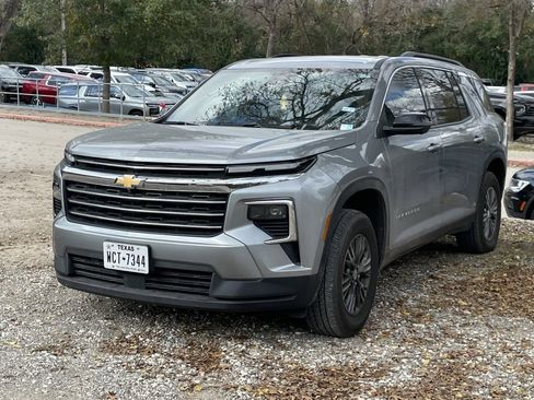 Used 2024 Chevrolet Traverse LT image 1