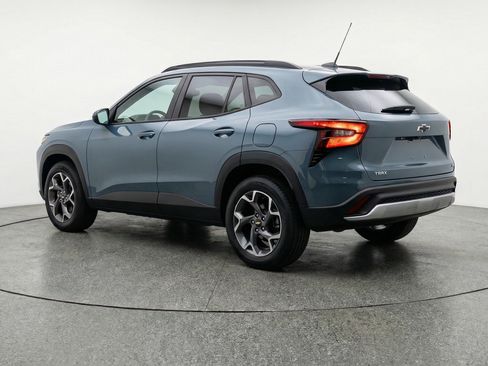 Used 2025 Chevrolet Trax LT w/ LT Convenience Package FWD image 6