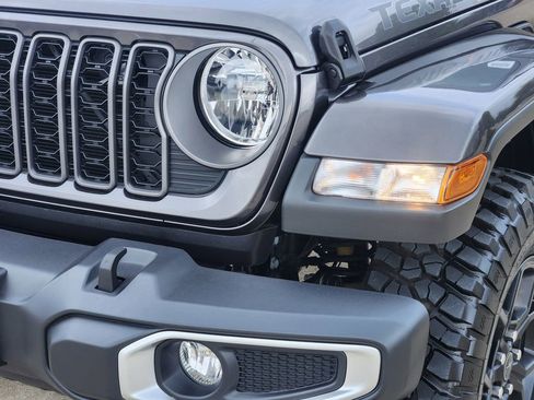 Used 2025 Jeep Gladiator Sport image 9