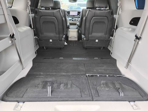 Used 2023 Chrysler Pacifica Limited image 20