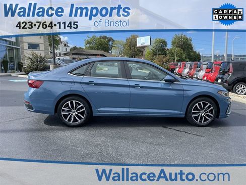 Certified 2025 Volkswagen Jetta SE image 4