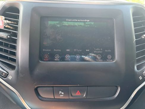 Used 2020 Jeep Cherokee Latitude Plus FWD image 19