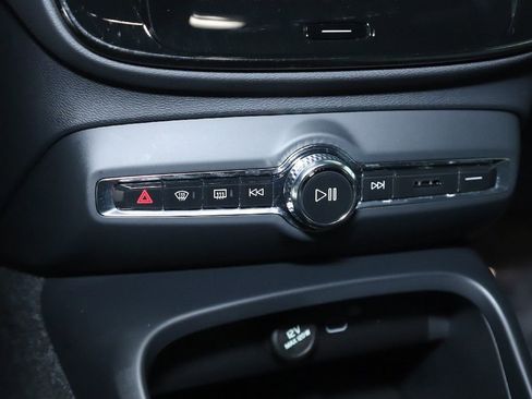 Used 2024 Volvo XC40 B5 Core image 28