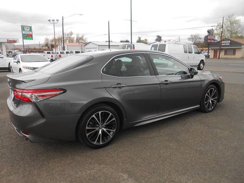 Used 2018 Toyota Camry SE w/ Moonroof Package image 3