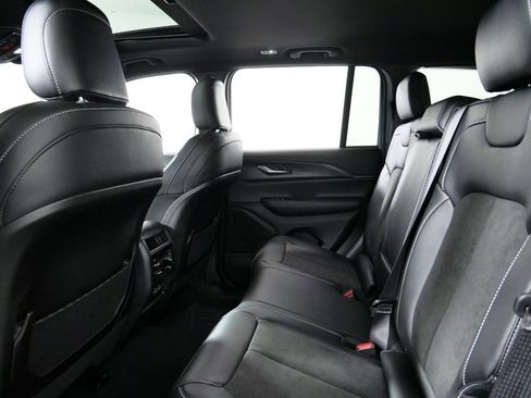 Used 2024 Jeep Grand Cherokee Altitude image 31