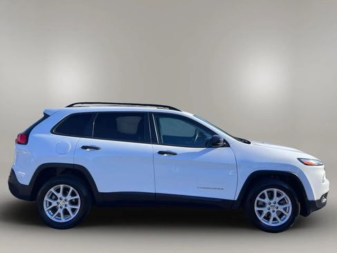 Used 2017 Jeep Cherokee Sport FWD image 6