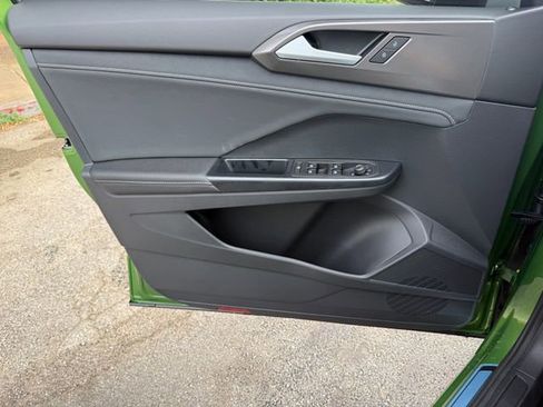 New 2026 Volkswagen Taos SE image 15
