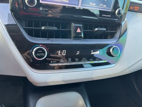 Used 2022 Toyota Corolla LE image 25
