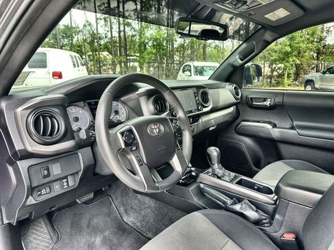 Used 2021 Toyota Tacoma TRD Off-Road w/ Technology Package AWD/4WD image 10