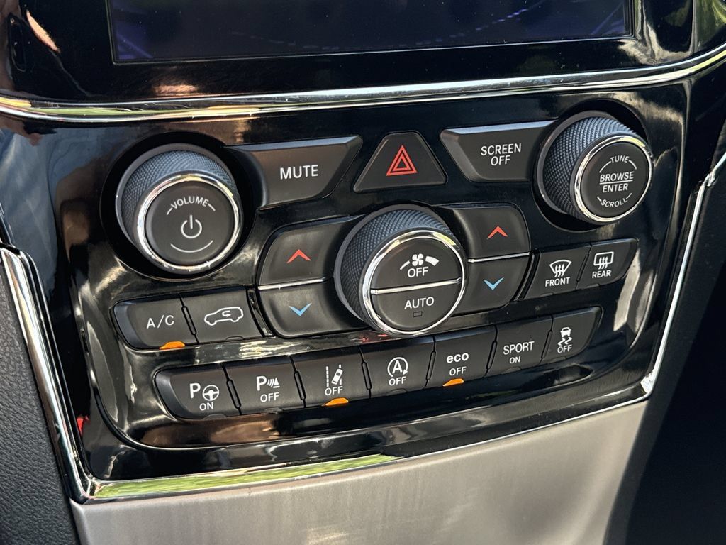 Used 2019 Jeep Grand Cherokee Limited w/ Luxury Group II AWD/4WD image 23