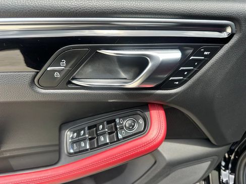 Certified 2023 Porsche Macan AWD/4WD image 17