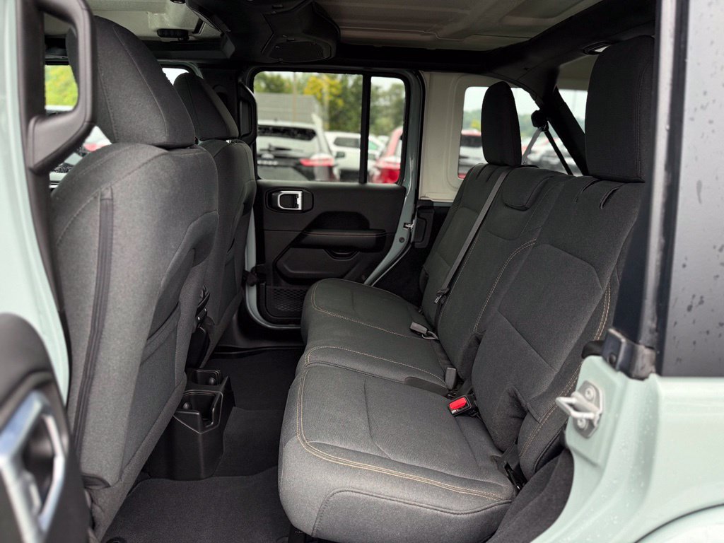 Used 2024 Jeep Wrangler Unlimited Sahara AWD/4WD image 11