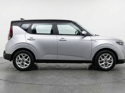 Used 2025 Kia Soul LX w/ LX Technology Package FWD image 11