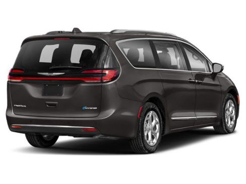 Used 2022 Chrysler Pacifica Pinnacle image 2