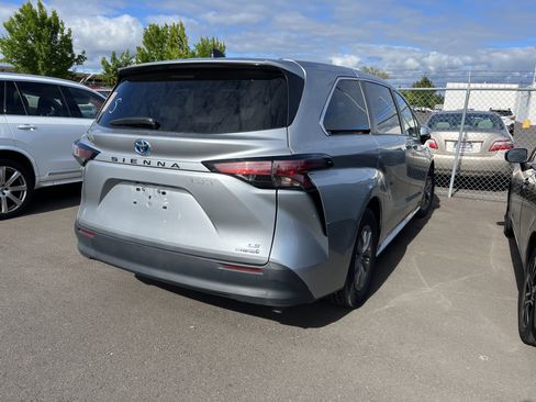 Used 2022 Toyota Sienna LE FWD image 4