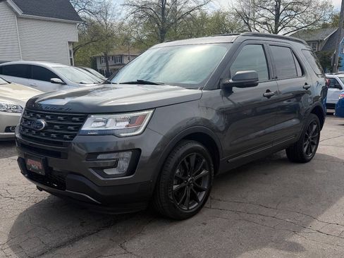 Used 2017 Ford Explorer XLT w/ Equipment Group 202A AWD/4WD image 3