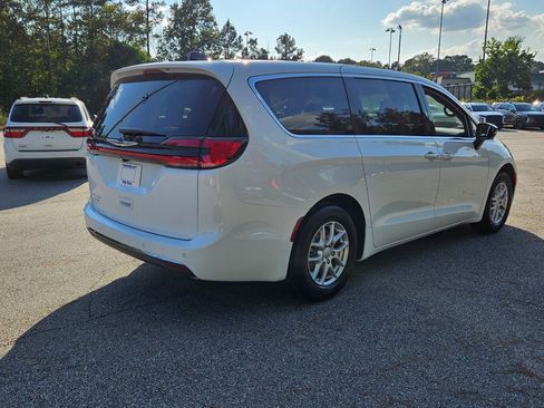 New 2026 Chrysler Pacifica Select FWD image 12