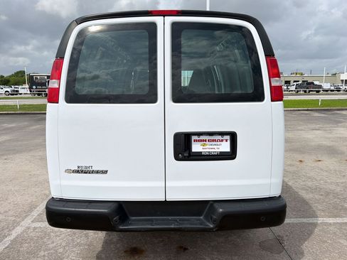 Used 2022 Chevrolet Express 3500 Extended w/ Driver Convenience Package image 9
