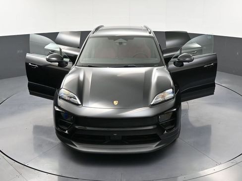 New 2026 Porsche Macan 4 Electric image 34