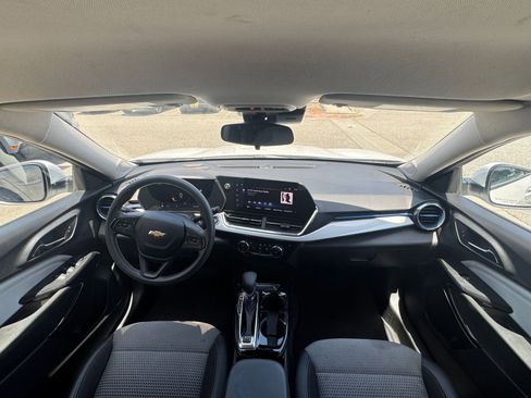 Used 2025 Chevrolet Trax LT FWD image 33