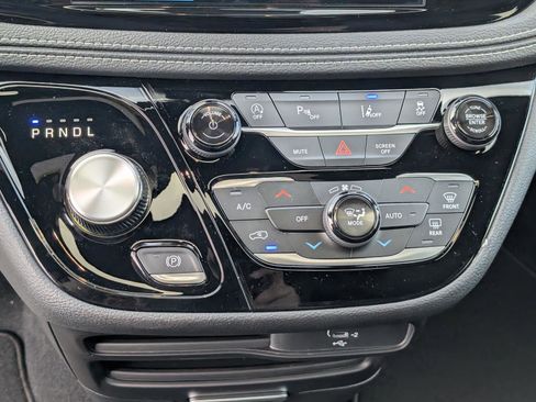 New 2026 Chrysler Pacifica Select image 25