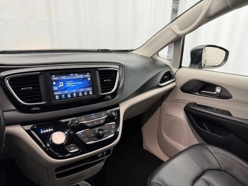 Used 2020 Chrysler Pacifica Touring-L FWD image 13