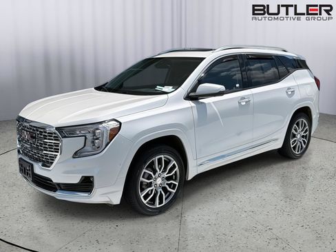 Used 2024 GMC Terrain Denali w/ Denali Premium Package AWD/4WD image 2