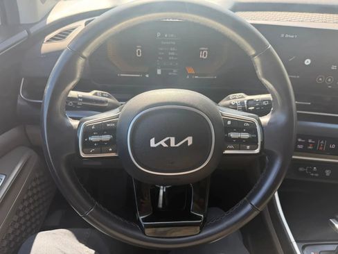 Used 2025 Kia Carnival FWD image 12
