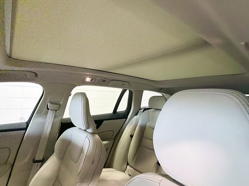 Used 2020 Volvo V60 T5 Cross Country image 25