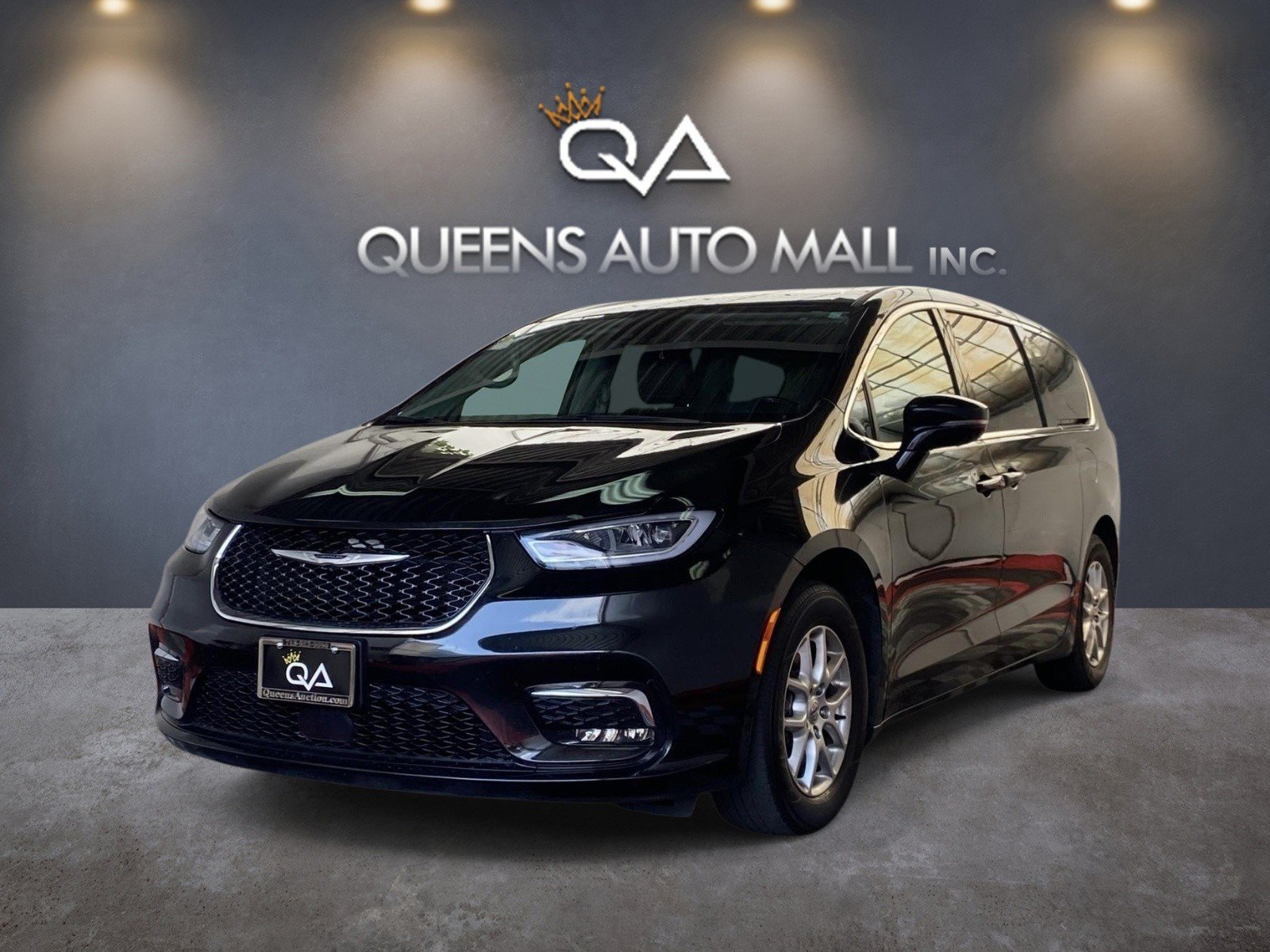Used 2024 Chrysler Pacifica Touring-L FWD image 3