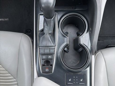 Certified 2019 Toyota Camry SE w/ Sunroof Package image 15